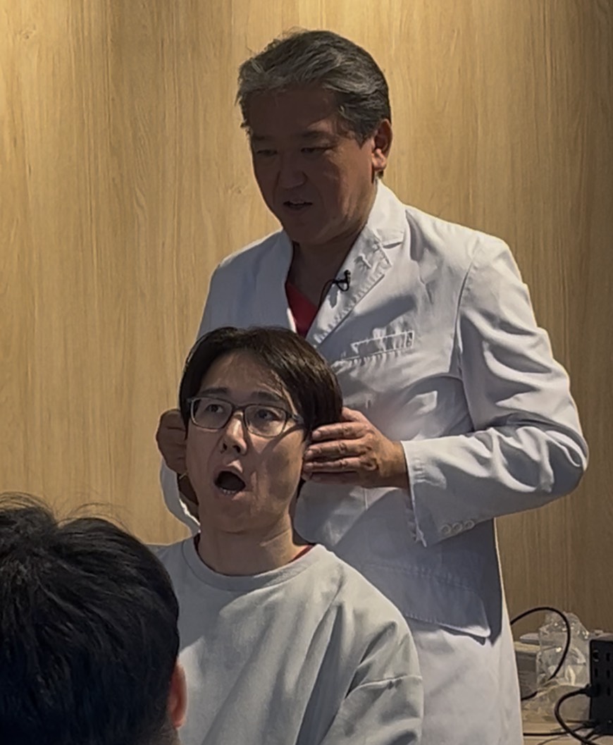 吉野敏明先生による触診の実習風景